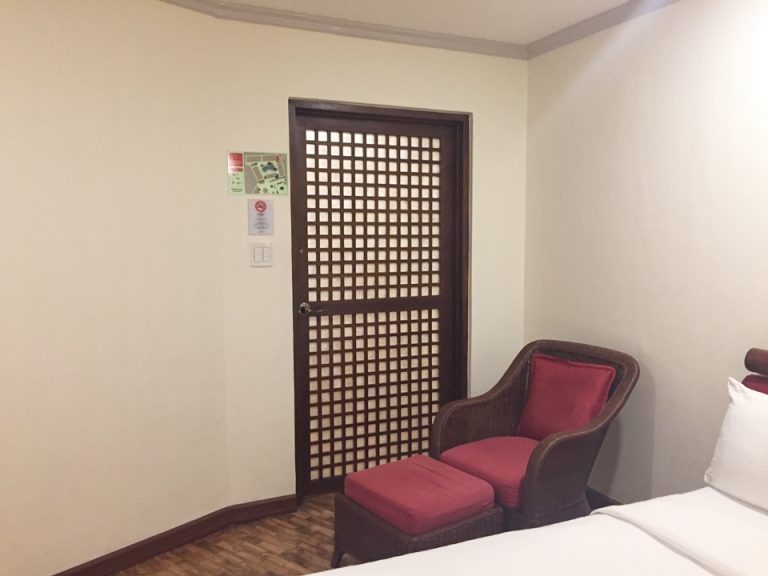 部屋入口ドア(ソファー)