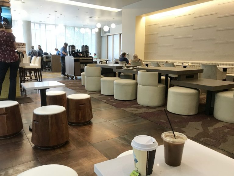 朝食時間終了間際にやっとすきます