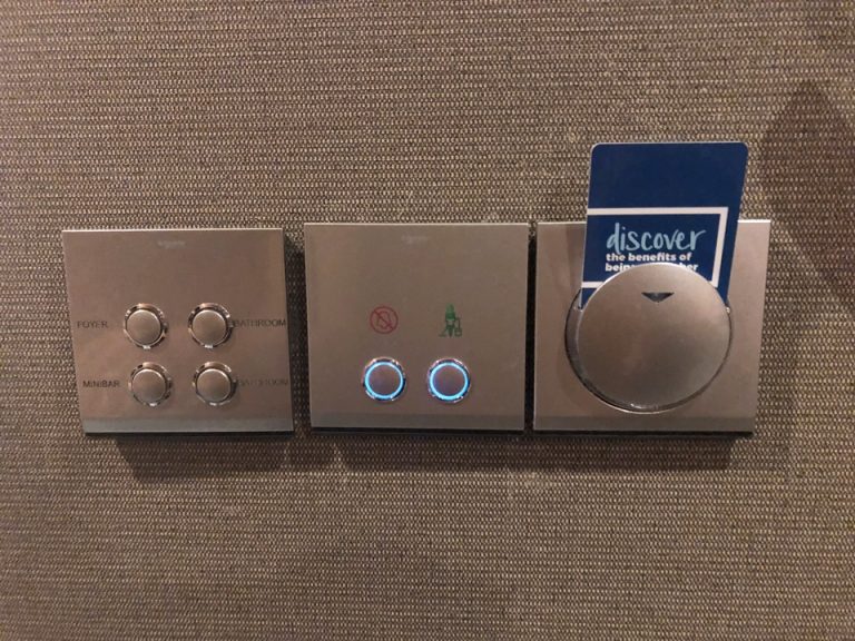 入り口横のカードキーの所