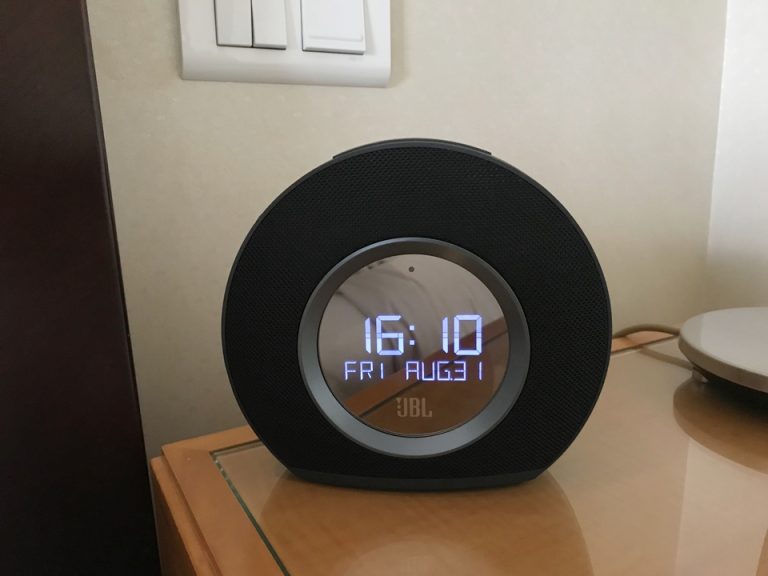 目覚ましい時計、USBで携帯電話の充電が出来る優れモノ!