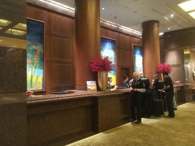 チェックアウト時のフロントの様子