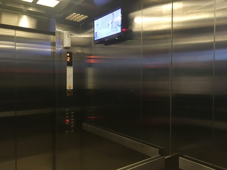 エレベーター中 後ろ 全身鏡