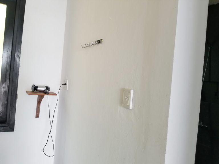 シャワールームにはドライヤーもありました。