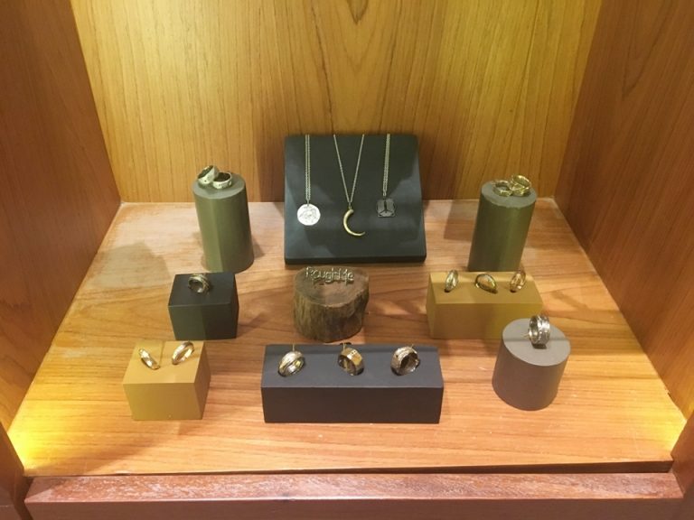 ショップ内。作家物のアクセサリー