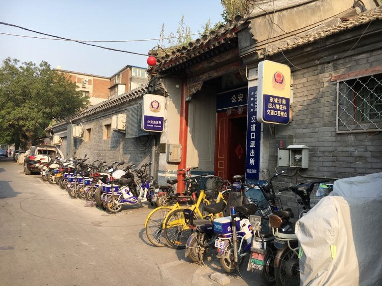 ホテル前の通り2警察