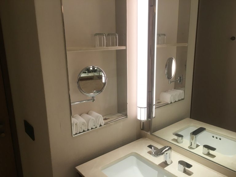 洗面台よこの棚。タオルとコップがセットされていました。