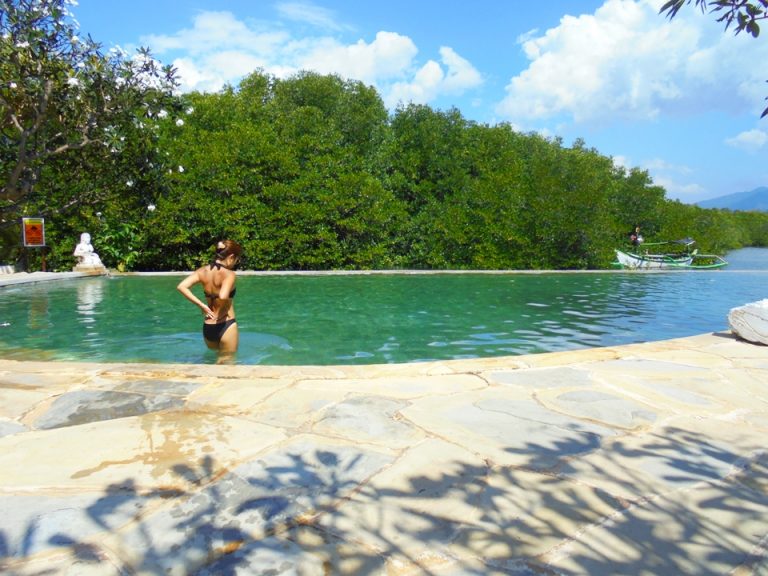 奥の船はビーチのものなので海とプールが一体化しているような感じに