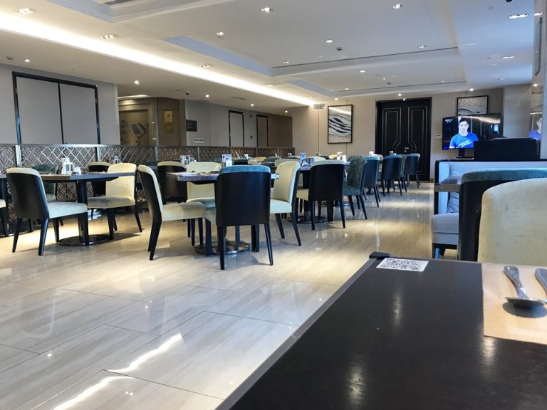 朝食会場、テーブル席は20前後あり