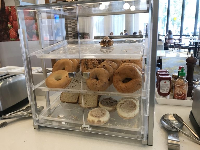 乾燥しないようにベーカリーコーナーも工夫されていました