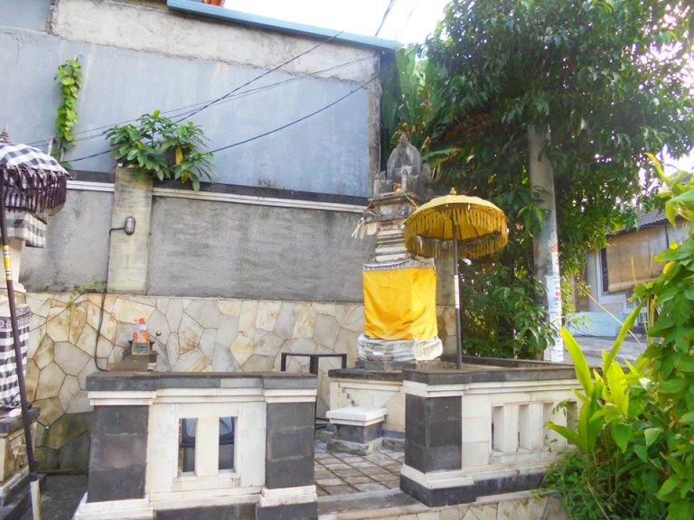 駐車場に家寺もあります