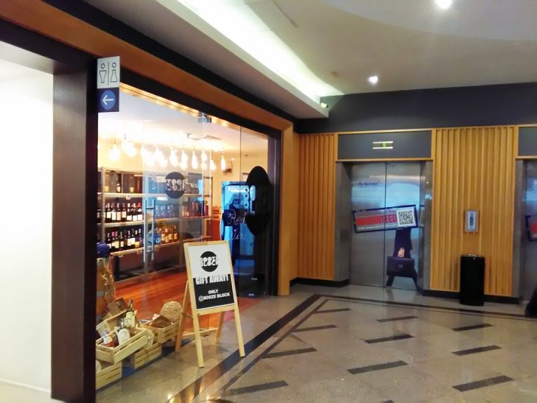 1F店舗外観とエレベーター