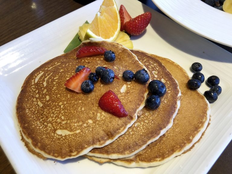 これはグルテンフリーのパンケーキです。小麦アレルギーの娘にはとてもありがたいです。