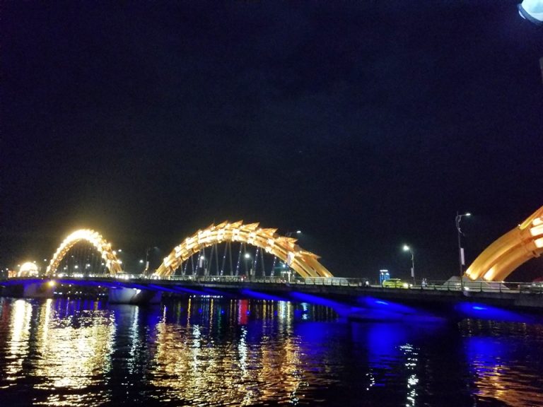 ドラゴン橋。ホテルからはタクシーで15分ほどです。