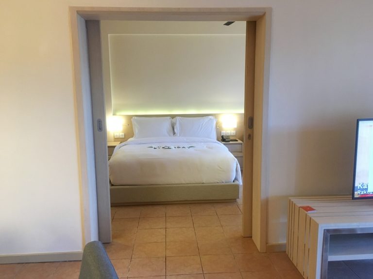 リビングから部屋の方を見た様子。スライド式の扉を開けた状態。