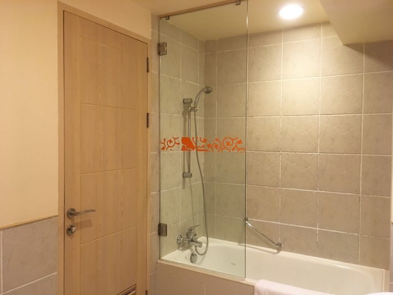 トイレ側から見たバススペース。