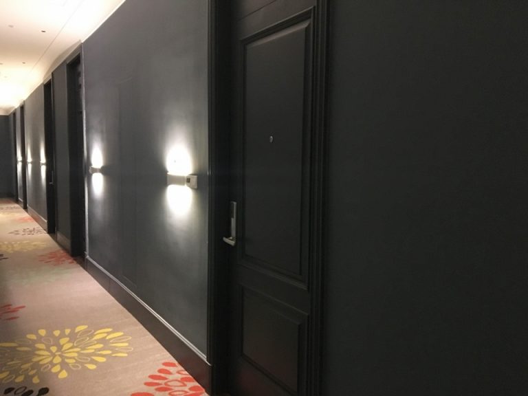 廊下から見た客室のドア。カードキーで開けます