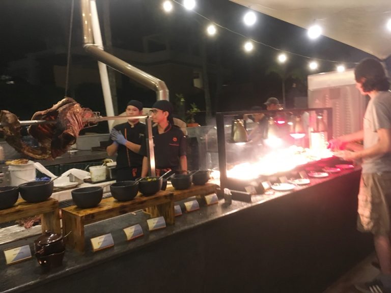 Xana beach clubでの、ディナービュッフェの様子