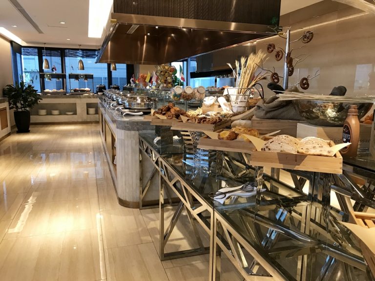 朝食会場、席からバフェテーブルを見渡す