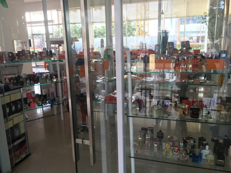 フロント近くにある小さな香水屋