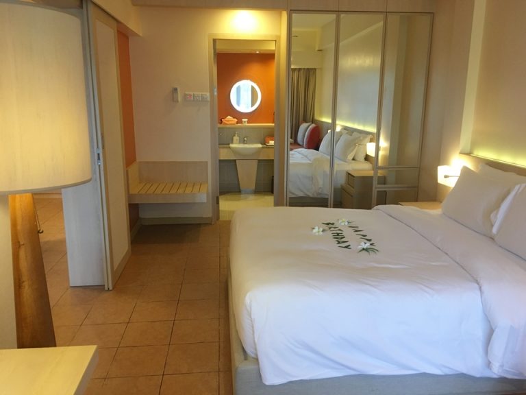 窓側から部屋全体を見た様子。