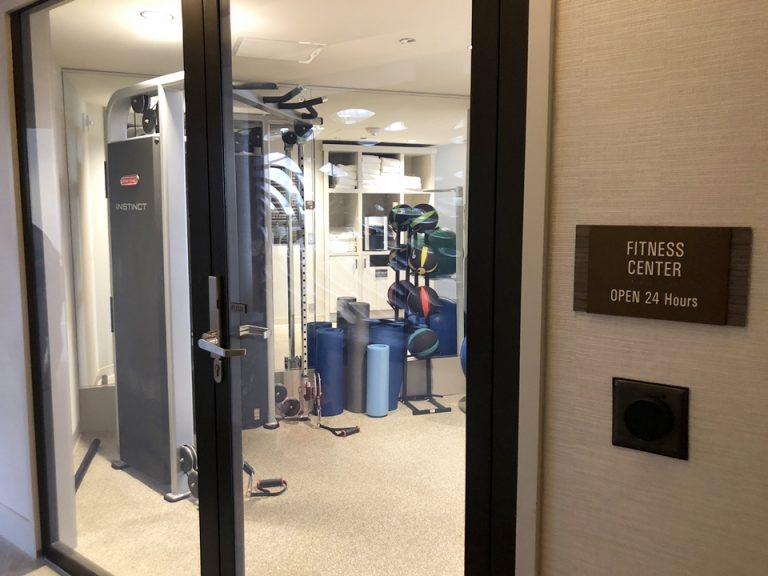 フィットネスルーム キーカードをパッドに当てて入ります。