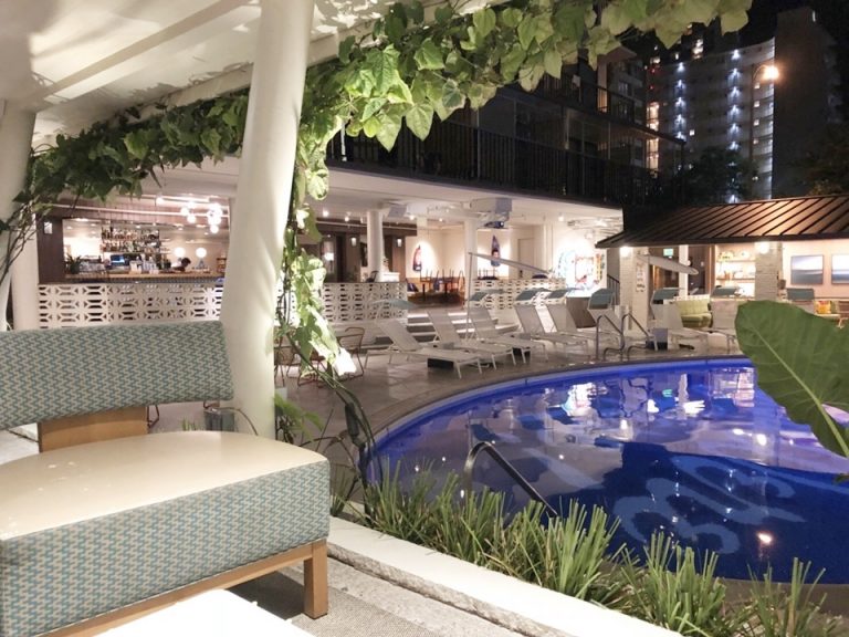 夜のプール18時以降は子供は入れません。