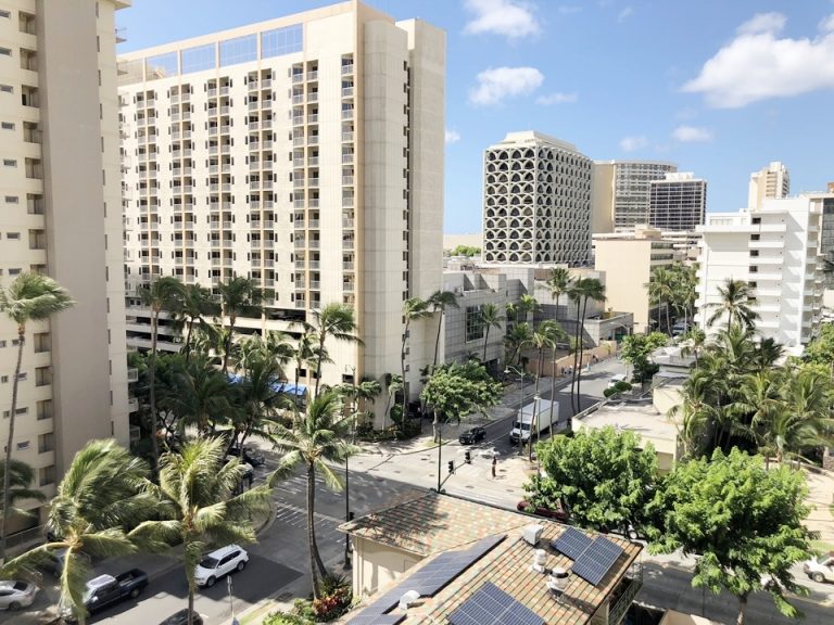 エントランスを出て右に曲がるとクヒオ通りでたくさんのお店やレストランがあって便利です。免税店DFSもすぐ近くです。