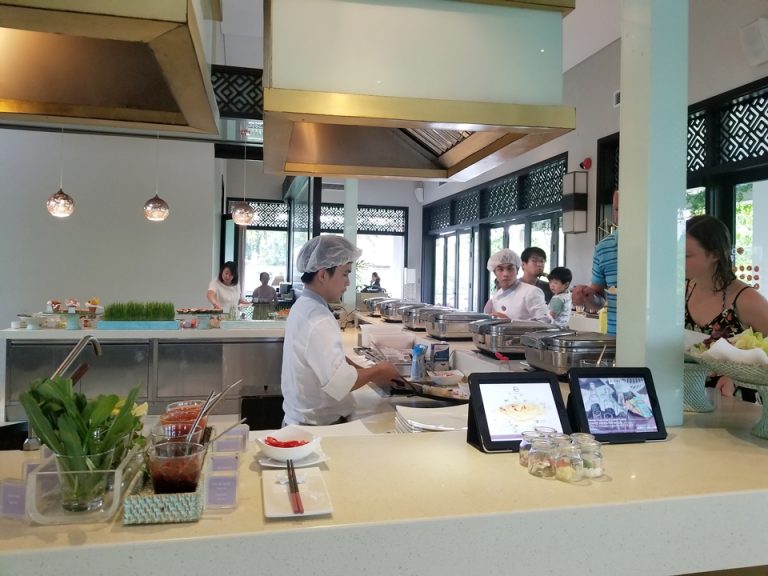 こちらのカウンターではオムレツ等がオーダーできます。