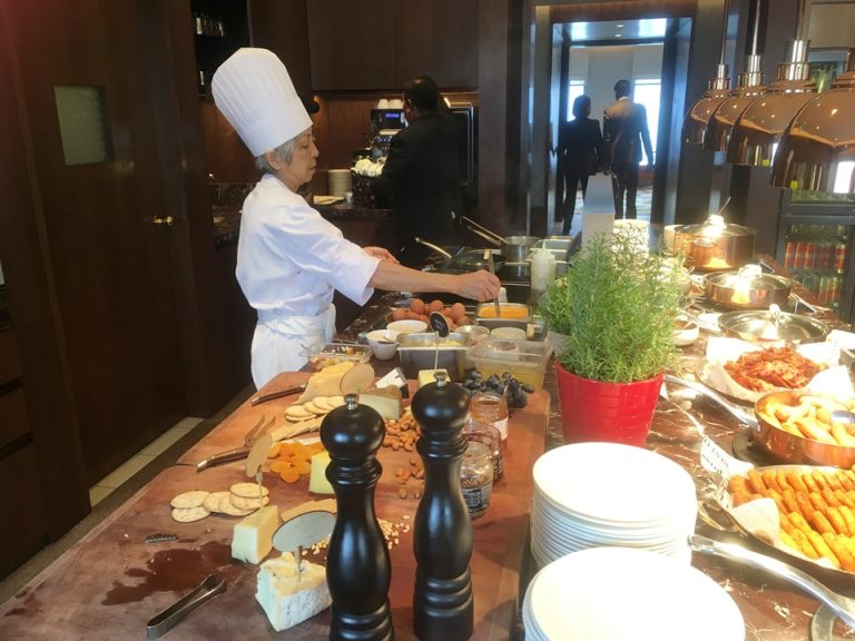 手前がチーズプレート、奥で卵料理を作ってくれます。