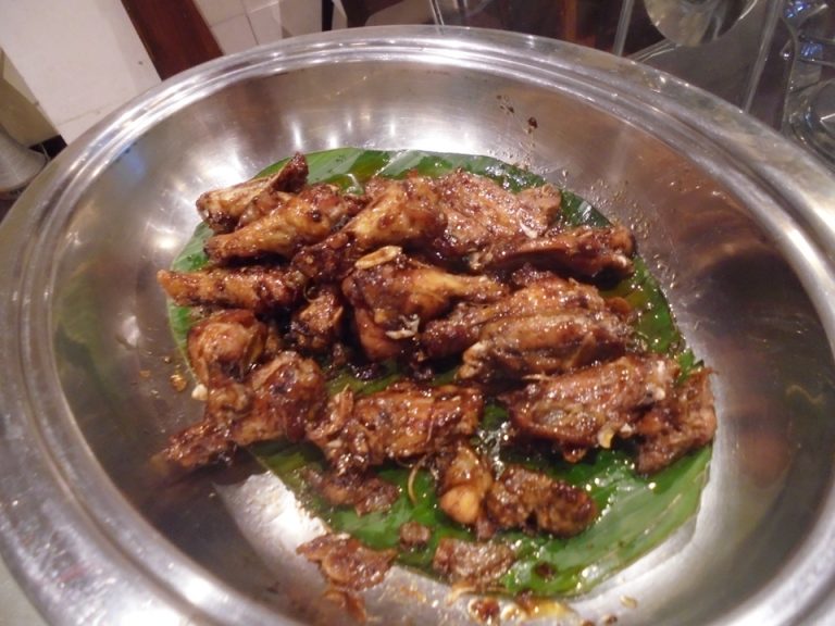 イスラムの方が多いインドネシアでは宗教の問題もあり鶏肉が多いです。骨付きチキンは八角が効いていておいしかったです。