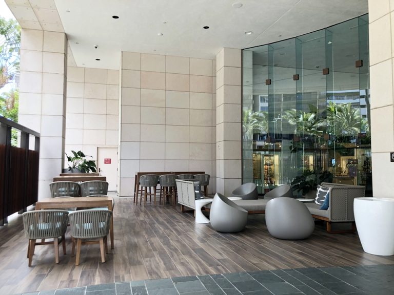 アラモアナブルーバード側入り口前のスペース