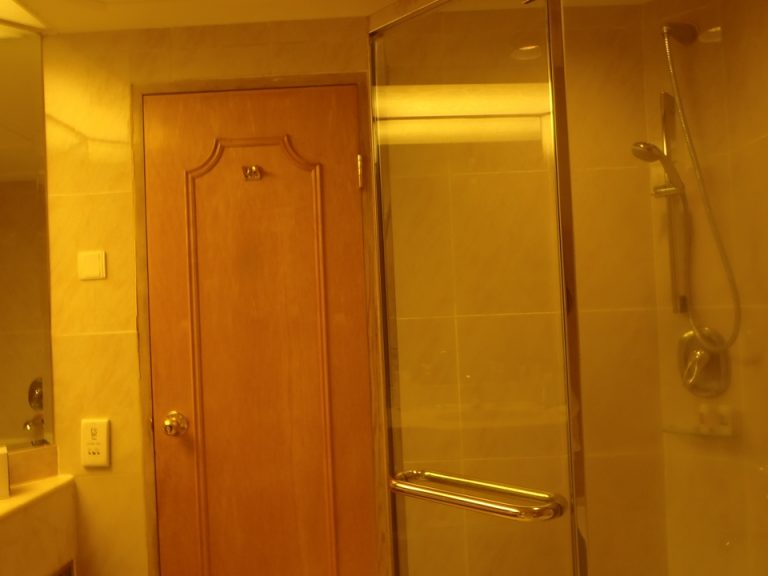 洗面所内から入口