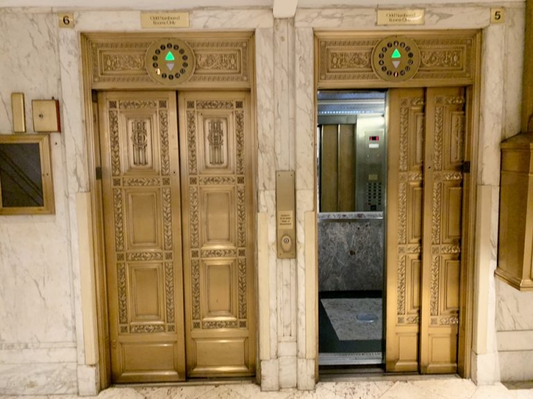 サウスタワー一階エレベーター