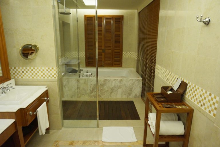 バスルーム正面と右側のブラインドをあけると外が見えます