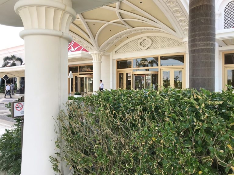 シャトルバス乗り場入口