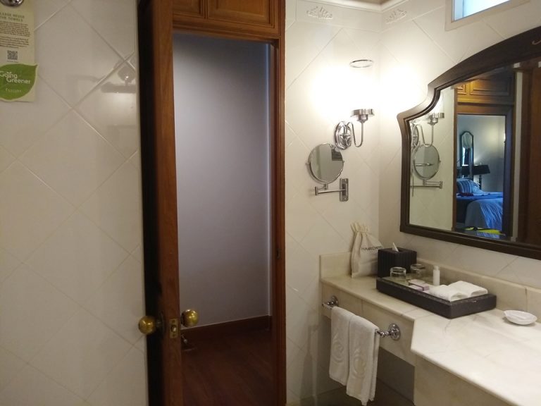 バスルームからバスルーム入口