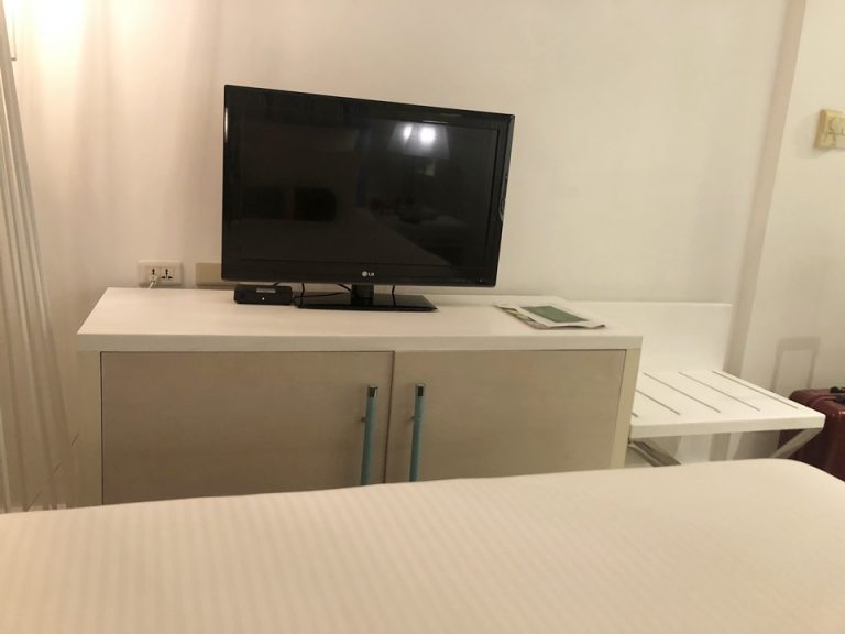 テレビ(ベッド方向から)