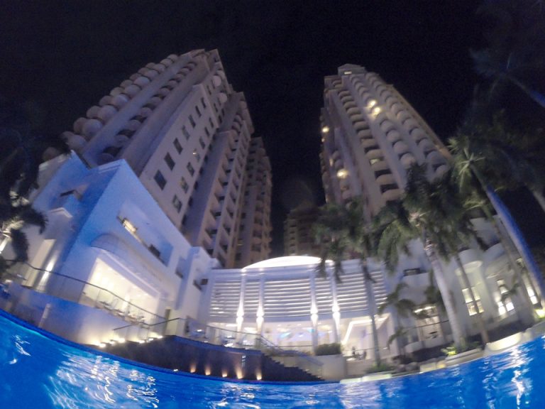 プールから見た外観 (1)