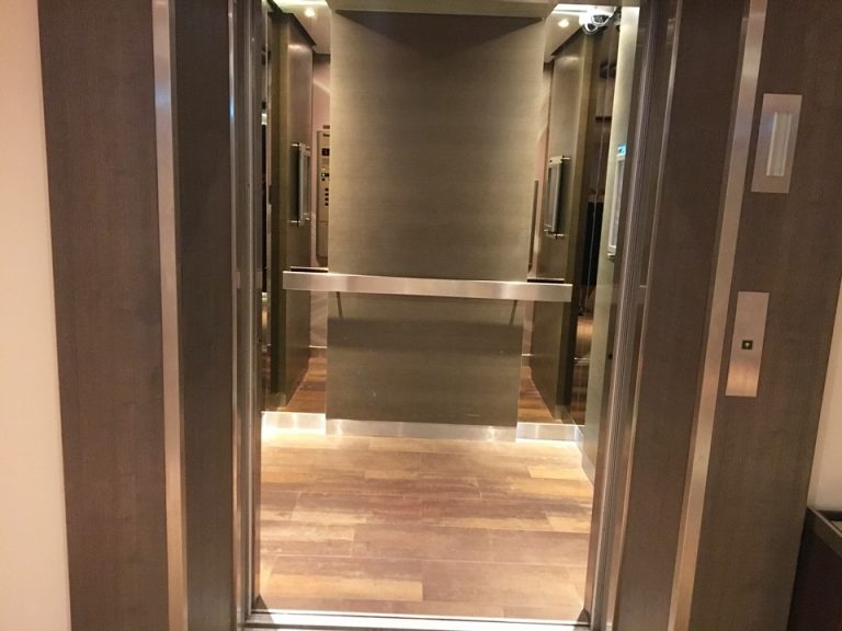 エレベーター扉空いた状態