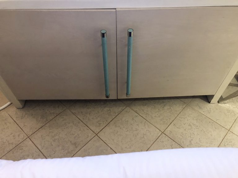 テレビ台下収納