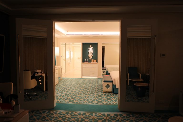 客室内観・窓際から入口