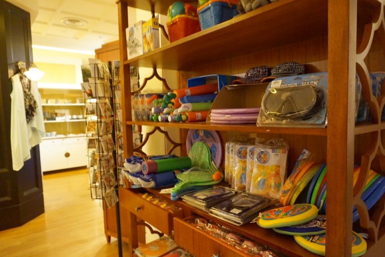 ショップ内。ポストカードや子供用のおもちゃも販売