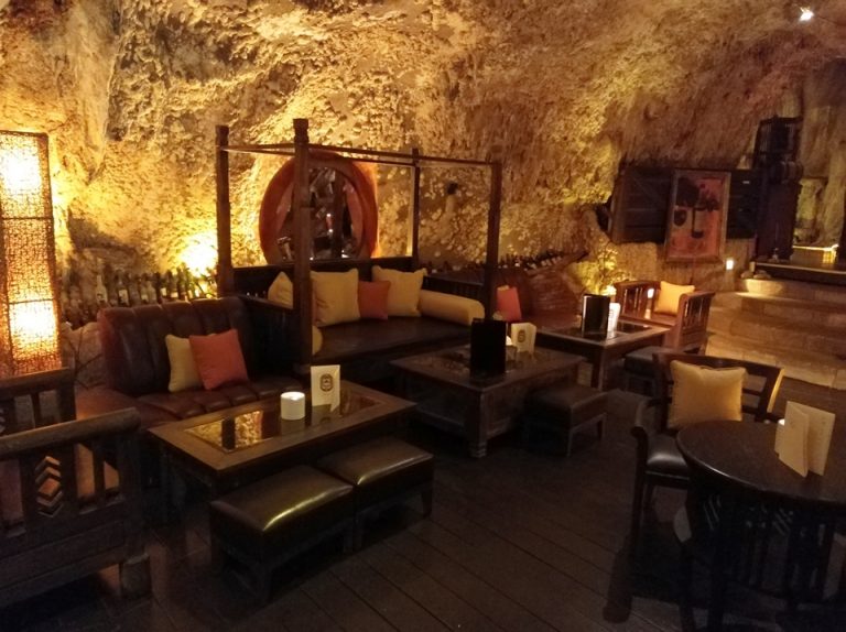 洞窟レストラン