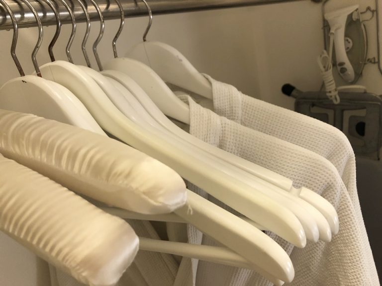 クローゼット奥にアイロン