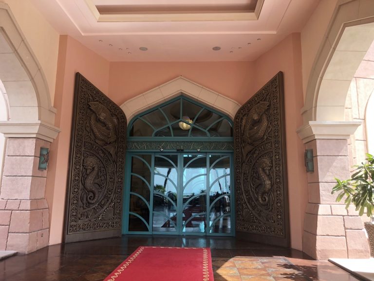 エントランス外観②