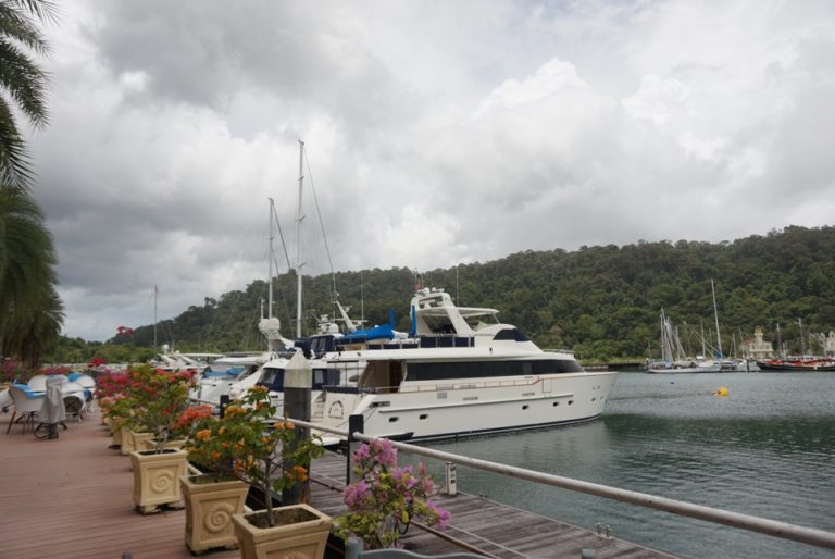 ホテルすぐ近くの風景。クルーザーや船が何台も。タイのリペ島までの船がでてます