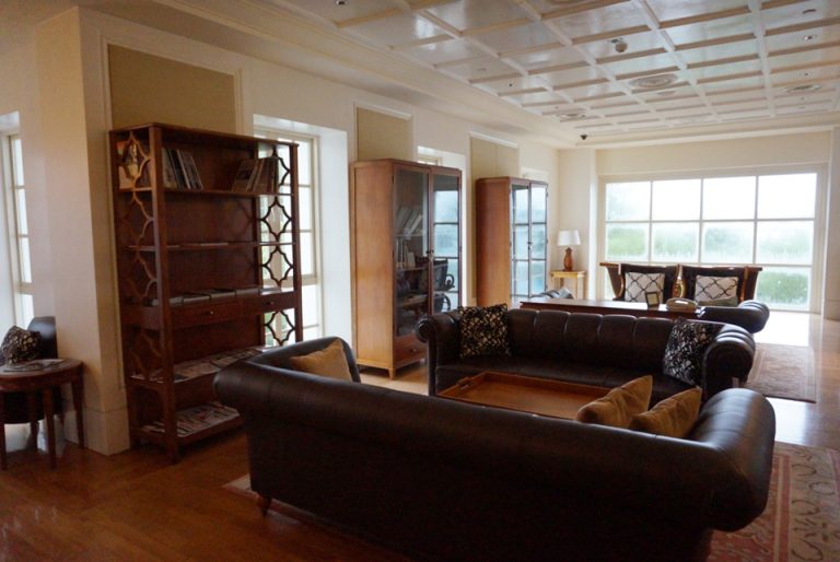 ライブラリルーム、静かに本や新聞雑誌が読めます