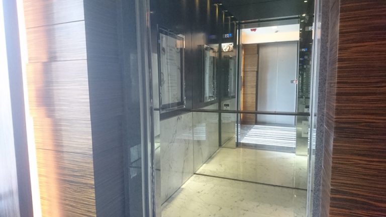 エレベータ内部【鏡張り】