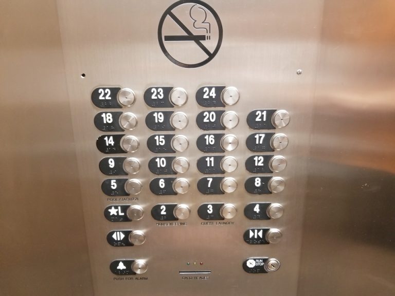 エレベーター内のボタン