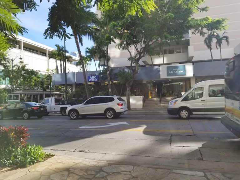 ホテルのカリヒ通り側の出入口の向かいにはABCマートというコンビニのような店